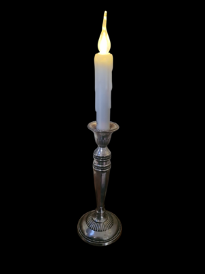 Posrebrzany świecznik ramionowy z metalu, pochodzenie Niemcy, XX wiek, stan bardzo dobry.