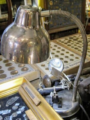 Przedwojenna mosiężna lampa biurowa z lat 30. XX wieku, niklowana, na solidnej podstawie.