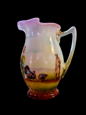 Ręcznie malowany dzbanek Royal Bayreuth z dekoracją przedstawiającą indyki i figurki na tle wiejskiego krajobrazu