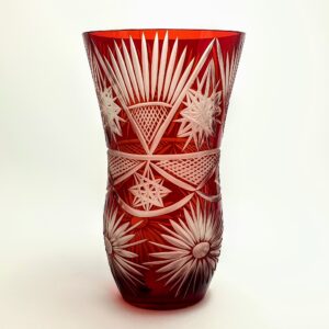 Rubinowy wazon z ciętego kryształu, Niemcy XX w., bogate zdobienia szlifowane, styl Bohemian