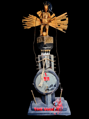 Rzeźba Wojna autorstwa Artura Turalskiego, dedykowana Lapidarium Jacka Kilińskiego, widok z przodu.