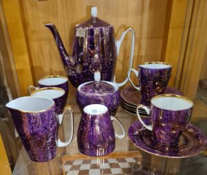Zabytkowy serwis porcelanowy PRL z fioletowym marmurkowym wzorem i złoceniami na filiżankach i dzbanku