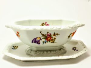 Sosjerka z porcelany Rosenthal z XX wieku na białym tle – widok z boku i z góry
