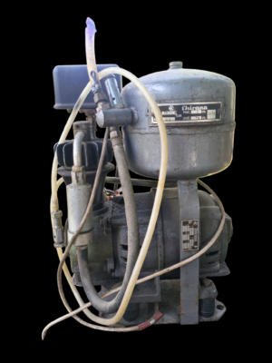 Zabytkowa, metalowa sprężarka elektryczna Chirana z Czechosłowacji, wyprodukowana w 1955 roku