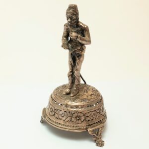 Zabytkowa srebrna figurka mężczyzny z laską z żydowskiej balsaminki na zdobionej podstawie