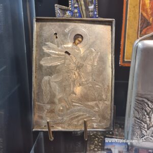 Srebrna, grawerowana ikona świętego Jerzego na koniu, zabijającego smoka. Antyk z okresu Starej Rosji.