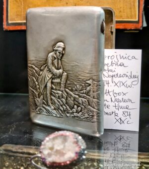 Srebrna masywna papierosnica z epoki napoleońskiej z wytłoczonym wizerunkiem cesarza Napoleona Bonaparte