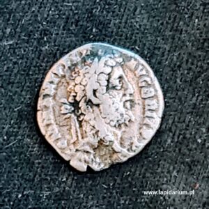 Autentyczna srebrna moneta rzymska z wizerunkiem cesarza lub boga, widoczną patyną i napisami łacińskimi.