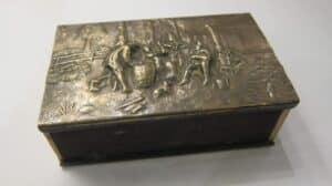 Srebrna obsadka na duże pudełko zapałek z dekoracyjną sceną rodzajową, Holandia XX wiek.