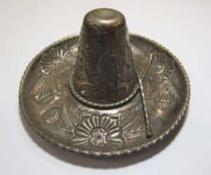 Srebrna popielniczka w kształcie meksykańskiego kapelusza sombrero, antyk z XX wieku.