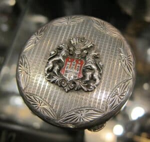 Srebrne pudełko na pieczęć z wygrawerowanym herbem miasta Hamburg, próba 800, koniec XIX wieku.