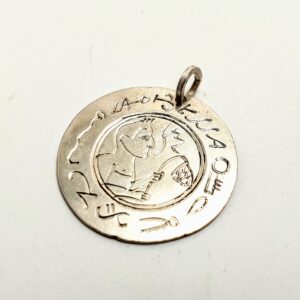 Srebrny amulet magiczny Talizman VI CM o6 z pracowni mistrza na ciemnym tle.