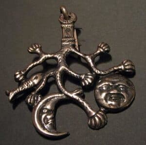 Srebrny amulet ze Szwarcwaldu ręcznie wykonany w Pracowni Mistrza Kilińskiego, widok z przodu.