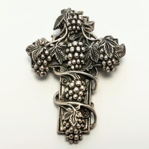 Srebrny krzyż z bogatą dekoracją winogron i liści, zabytkowa zawieszka XIX-XX wieku