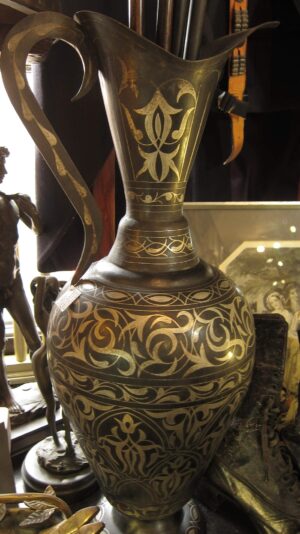 Stalowy dzban z misterną ręczną inkrustacją srebrną, pochodzenie Turcja, początek XX wieku.