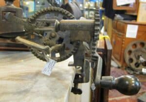 Stara, XIX-wieczna metalowa obieraczka do jabłek, antyk kuchenny ze Stanów Zjednoczonych.