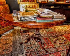 Stół owalny w stylu Ludwik Filip, drewniany antyk meblarski w dobrym stanie.