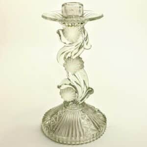 Szklany świecznik z Czech XX wieku - kryształowy kandelaber vintage na tle ceglanej ściany