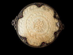 Antyczna taca szklana z ozdobną mosiężną ramą i koronką widoczną między szybkami, XIX wiek, Holandia