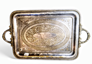 Zabytkowa, okrągła taca z mosiądzu z platerowaniem, antyczny przedmiot do czyszczenia z XIX/XX wieku.