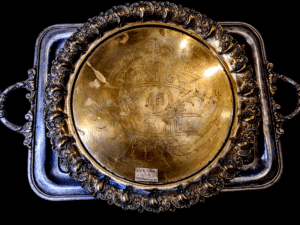 Antyczna taca wykonana z mosiądzu z widocznym grawerunkiem w języku rosyjskim