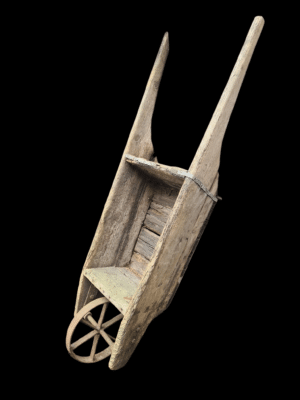 Autentyczne taczki obozowe z niemieckiego obozu z okresu II wojny światowej, relikt historyczny