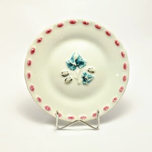 Antyczny talerz KPM z XIX wieku na białym tle – porcelana z ręcznie malowanym ornamentem