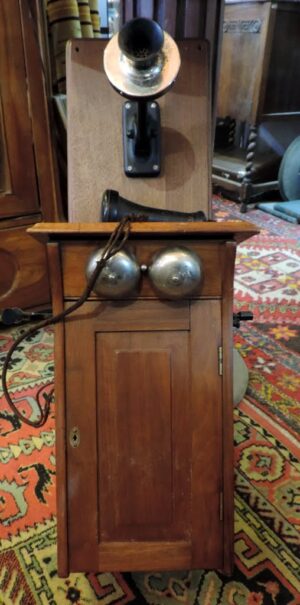 Zabytkowy drewniany telefon ścienny Western Electric 301A Fiddleback z mosiężnym dzwonkiem, ok. 1900 rok