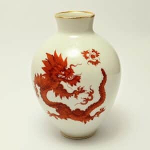 Wazon porcelanowy Meissen z ręcznie malowanym czerwonym smokiem – detal malowania i sygnatura mieczy
