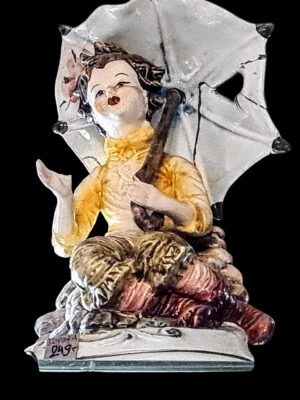 Włoska figurka kolekcjonerska z białego biskwitu z XX wieku, częściowo pokryta szkliwem.