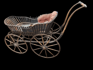 Antyczny drewniany wózek dziecięcy z epoki wiktoriańskiej, Anglia XIX wiek.