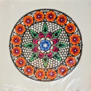 Tradycyjna, kolorowa wycinanka łowicka z papieru z symetrycznymi motywami roślinnymi, polska sztuka ludowa XX wieku.