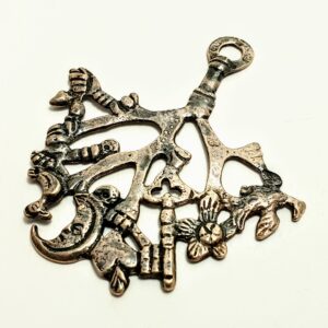 Zabytkowa pozłacana broszka mosiężna z trzema figurami zwierząt i centralną maską, XIX wiek