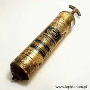 Zabytkowa, ponad 100-letnia amerykańska gaśnica metalowa firmy Pyrene na białym tle