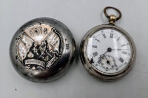 Zegarek szwajcarski kieszonkowy i stare metalowe pudełko kombatanta Wehrmacht z wybitym numerem 1014
