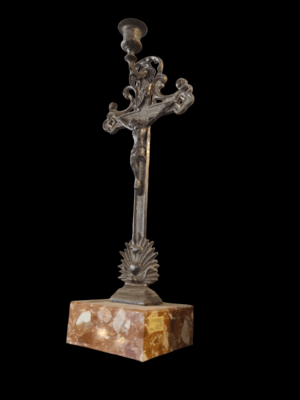 Żeliwny krucyfiks na marmurowej podstawie z miejscem na świecę, XIX wiek, Polska, antyk sakralny