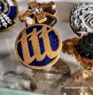 Metalowy znaczek lub odznaka Towarzystwa Trzeźwości Transportowców z czasów PRL, widok z przodu.