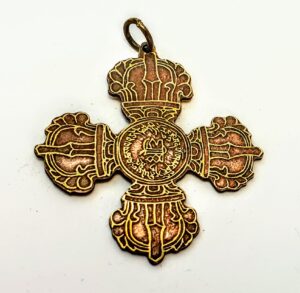 Amulet Skrzyżowana Wadrża wykonany ręcznie w mosiądzu – buddyjski symbol niezniszczalności