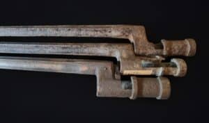 Stary bagnet tulejowy Mosin znaleziony na polu bitwy pod Kurskiem, stal z patyną i drewnianą rękojeścią