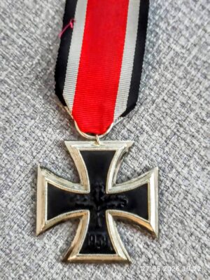 Oryginalny Krzyż Żelazny II klasy 1957 Steihauer & Luck - widok z przodu