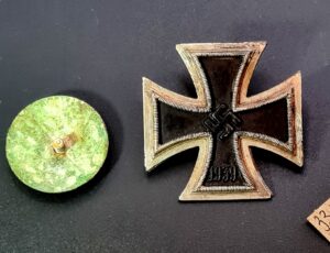 Oryginalny Krzyż Żelazny I Klasy z nakrętką, stan średni, magnetyczny – odznaczenie z II wojny światowej.