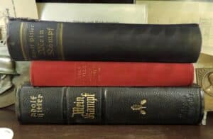 Oryginalne wydanie książki Mein Kampf Adolfa Hitlera z lat 30. XX wieku – okładka