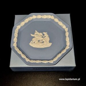 Ośmiokątna tacka Wedgwood Jasperware w kolorze Portland Blue z białymi reliefami mitologicznymi.