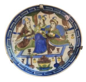 Perski talerz ceramiczny z epoki Kadżarów z ręcznie malowaną niebiesko-białą sceną dworską
