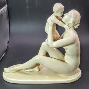 Porcelanowa figurka Kobieta z niemowlęciem - Karl Ens, XX wiek, akt podwójny