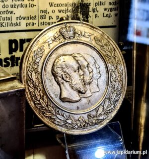 Srebrna kopia medalu cara Aleksandra III z 1892 roku, awers z portretami trzech carów pod koroną i wieńcem laurowo-dębowym
