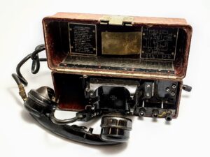 Telefon polowy armii rumuńskiej z drugiej połowy XX wieku eksponat w sklepie Lapidarium