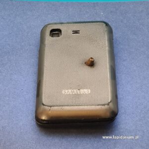 Widoczny z przodu falsyfikat starego telefonu z Ukrainy, wykonany z metalu i bakelitu.
