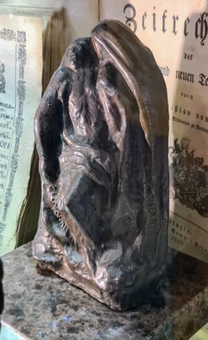 Włoska rzeźba Pieta w brązie sygnowana przez Gismondiego – widok frontalny na brązowy odlew Madonny z Chrystusem