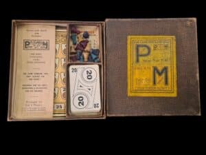 Zabytkowa gra planszowa P.M. Plus & Minus Art Deco w brązowym pudełku z pomarańczową etykietą